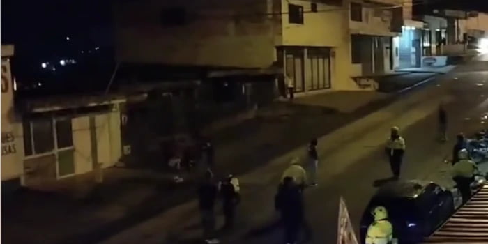 VIDEO: Enfrentamientos entre hinchas del Independiente Medellí­n y el Atletico Bucaramanga en Santander.