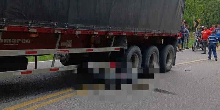 Motociclista falleció tras choque con tractocamión en la vía Bucaramanga – San Alberto