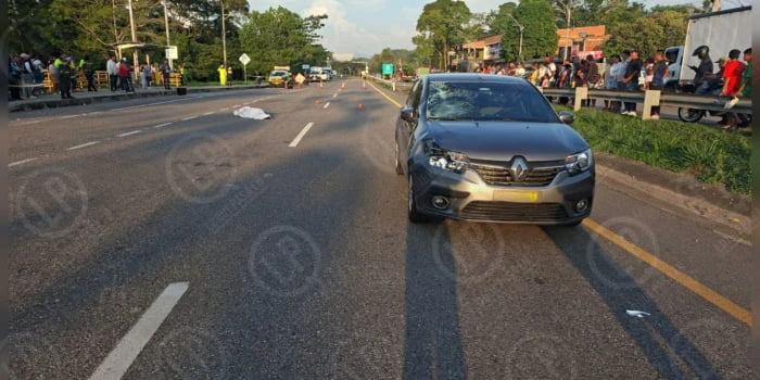 En un instante todo cambió: peatón murió tras ser impactado por un vehículo cuando intentaba cruzar la vía.
