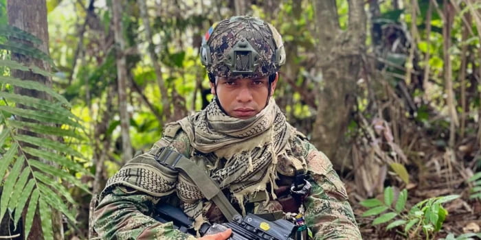 Un saludo le costó la vida: estaba de permiso preparando la revelación de su bebé.